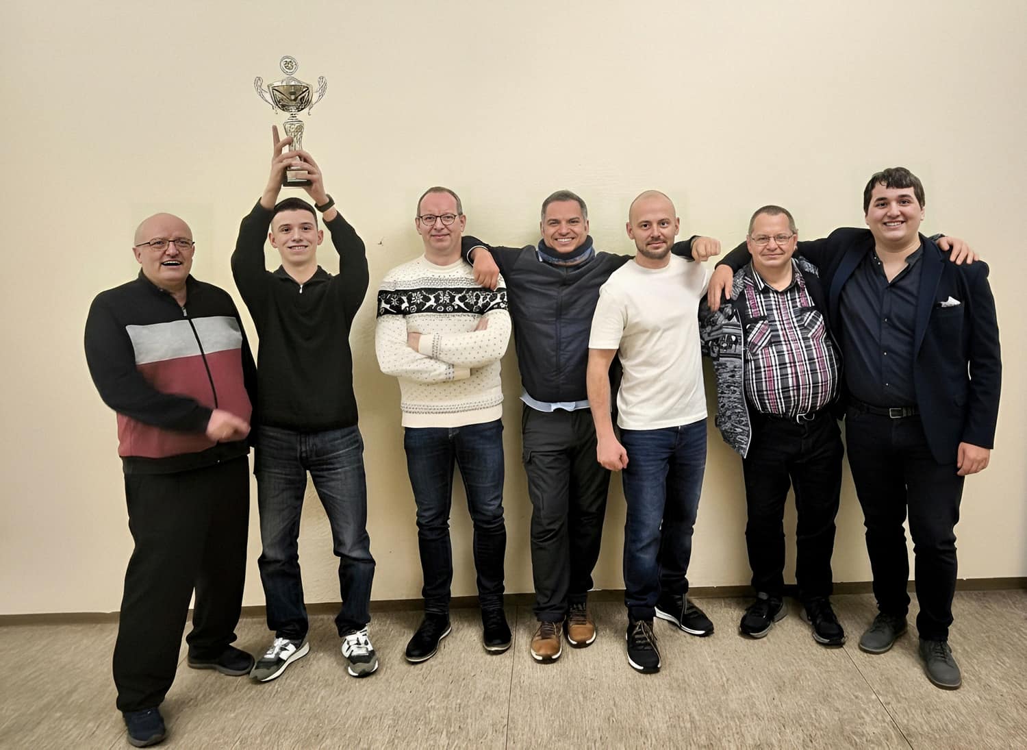 Mannschaft des Schachvereins St. Georgen-Schonach mit Pokal